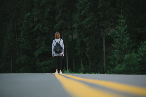 道路　たたずむ