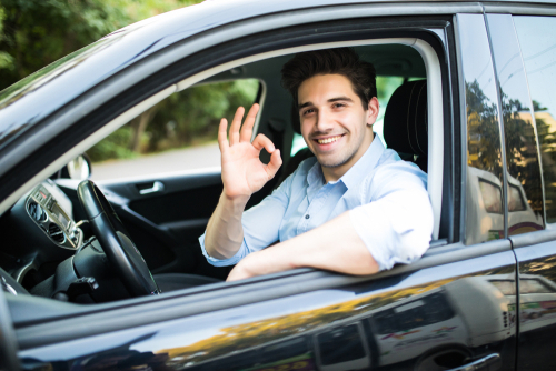 車に乗る男性