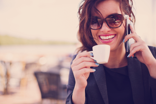 コーヒーを飲む女