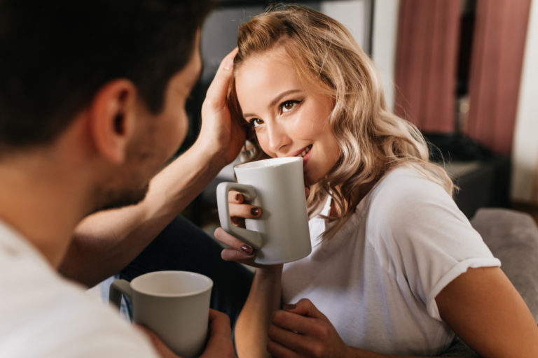 コーヒーを飲むカップル