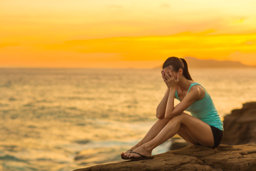 夕日　海　女性