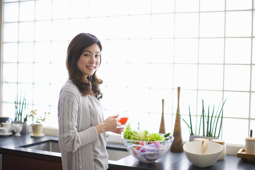 キッチンに立つ女性