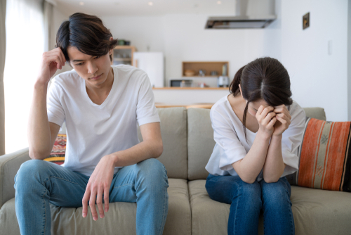 落ち込む若夫婦