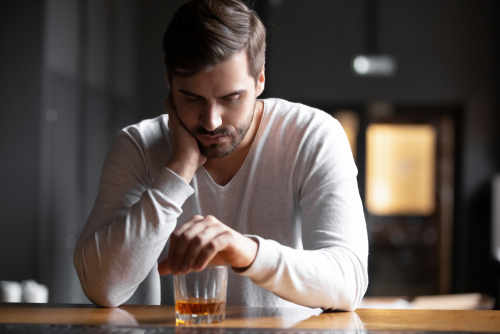 お酒を飲む男性