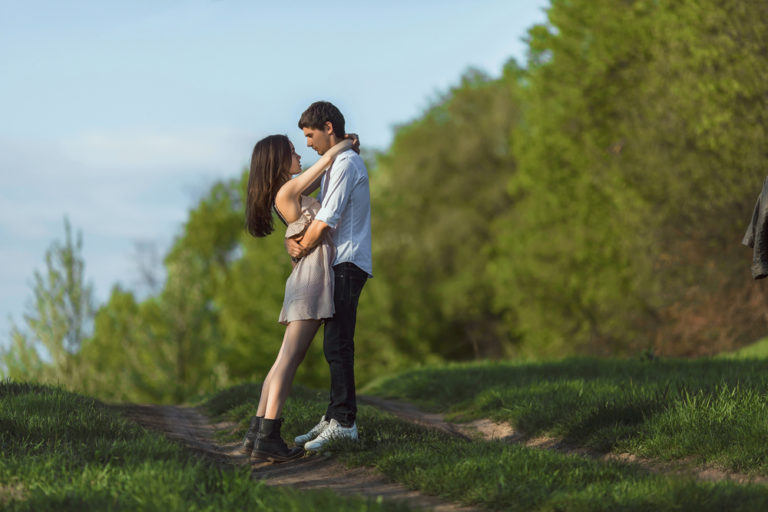 抱き合うカップル