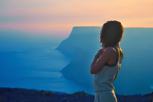 海を眺める女性