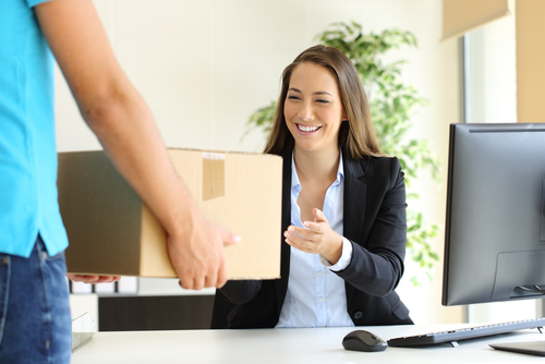 女性の荷物を持つ