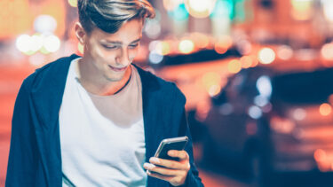 食事中やデート中にスマホばかりいじる彼氏の心理＆寂しかったりむかつく時の上手なやめさせ方